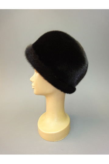 Черная шляпка из меха норки с узким отворотом